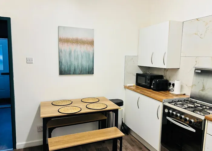 Entire Luxury House Near City Centre - Free Parking